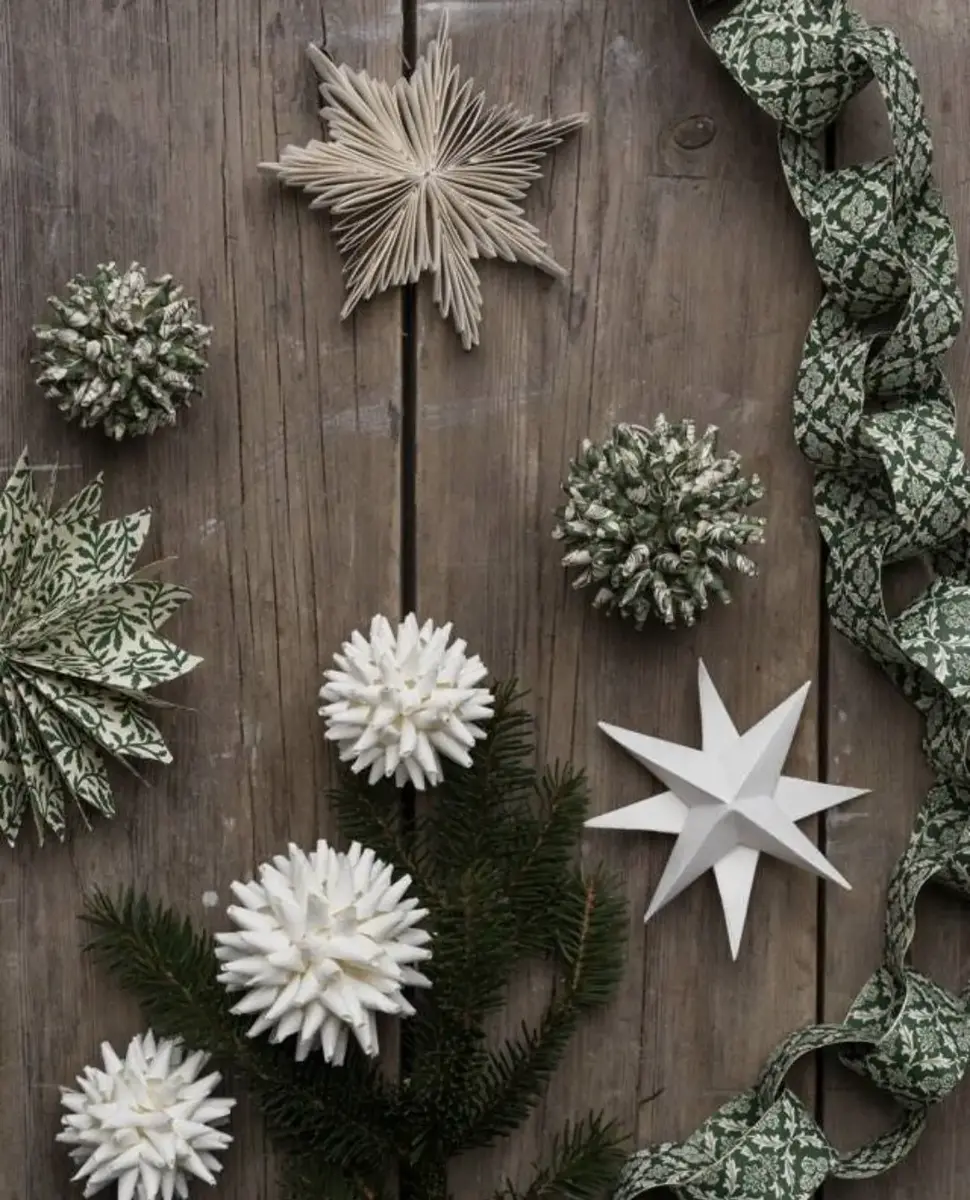 Stjärnor, bollar och band vikta av papper i olika mönster och färger.