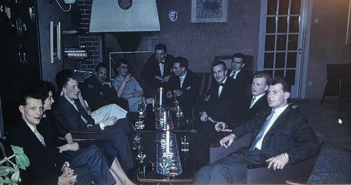 I messa på Bardufoss flystasjon juleaften 1961.  Ola Dan Eide / O D Eides kone? / ukjent / Odd Eggen? / ukjent / Knut Greger / Danielsen (admin) / kavalerist / Bjørn Pedersen / ukjent / sanitetsbefal