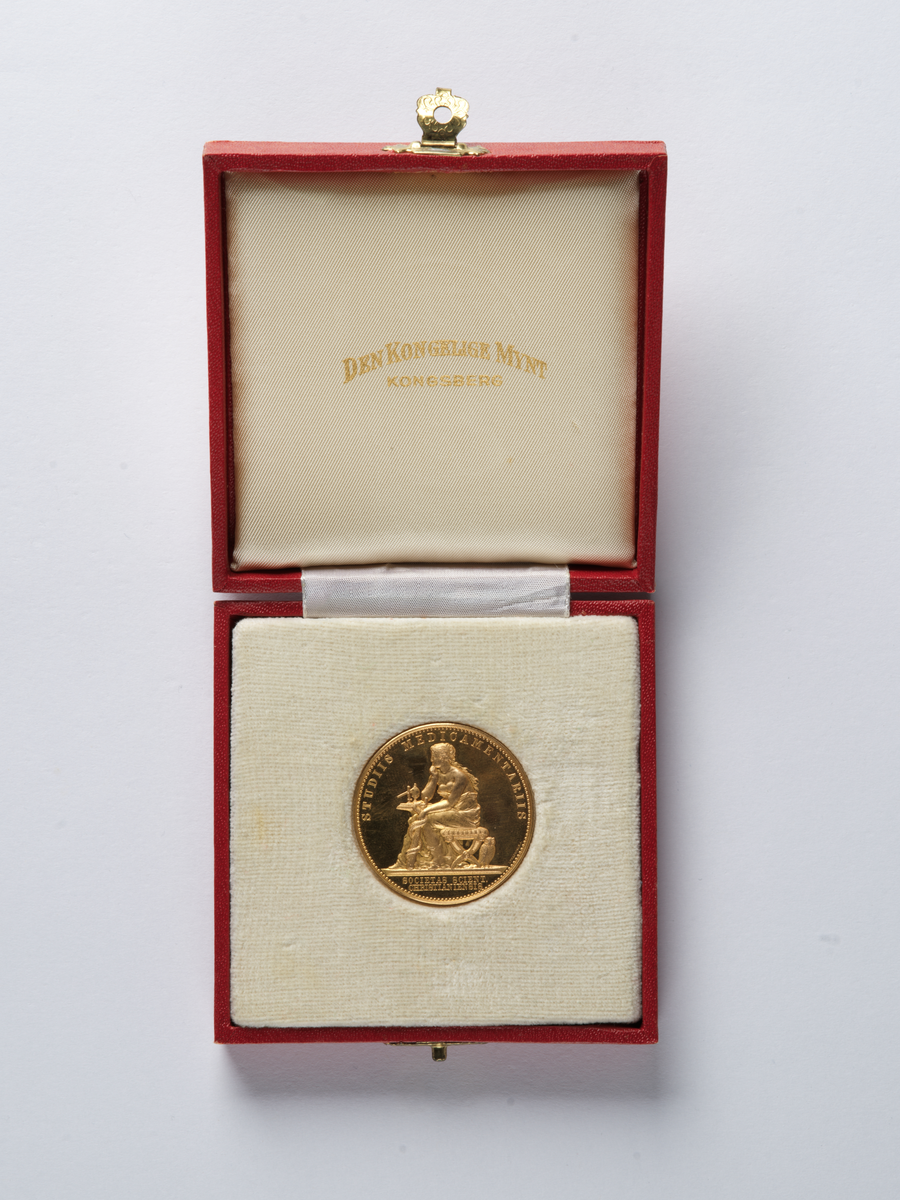 Medalje i etui trukket med mørkerødt skinn (A).