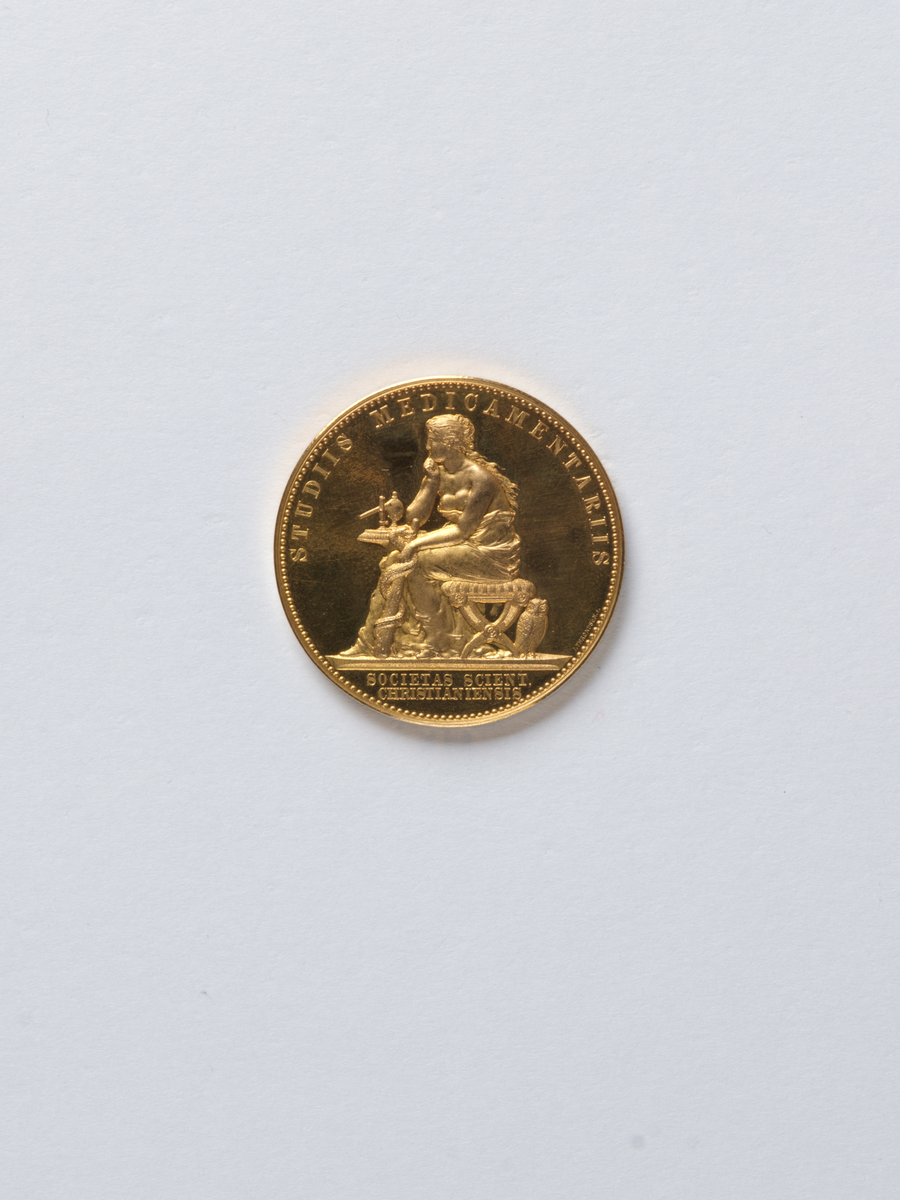 Medalje i etui trukket med mørkerødt skinn (A).