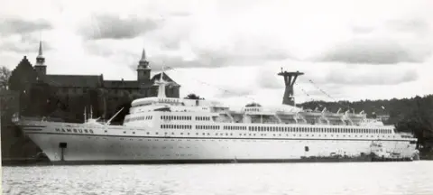 T/S Hamburg (b.1969, Howaltdtswerke- Deutsche Werft, Hamburg, Vest-Tyskland)