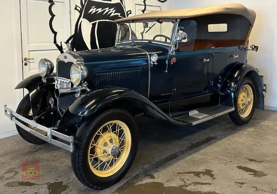 Ford Åpen Touring blå firedørs åpen personbil med 4 hjul og bakhjulstrekk.
Ford fabrikkens egen betegnelse på denne karosseritypen var Standard phateon, med modellnr. 35-B.  
Bilen har en uoriginal Ford B bensindrevet 4-sylindret rekkemotor med et sylindervolum på  3.290 liter og en ytelse på 50 hk. Girkassen er en 3-trinns manuell type. Mekaniske stag til trommelbremser. 
Standard dekkdimensjon rundt om er 4.75/5.00 x 19. Bilen er registrert med fem seter og har nedfellbar cabriolet/stofftak.
Bilen fremstår som tilnærmet original men har vært restaurert. Kilometerstand er 75155. Den har noen små bulker og en del riper i lakken.