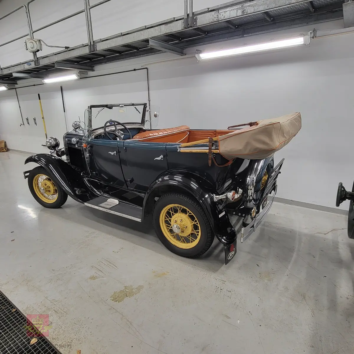 Ford Åpen Touring blå firedørs åpen personbil med 4 hjul og bakhjulstrekk.
Ford fabrikkens egen betegnelse på denne karosseritypen var Standard phateon, med modellnr. 35-B.  
Bilen har en uoriginal Ford B bensindrevet 4-sylindret rekkemotor med et sylindervolum på  3.290 liter og en ytelse på 50 hk. Girkassen er en 3-trinns manuell type. Mekaniske stag til trommelbremser. 
Standard dekkdimensjon rundt om er 4.75/5.00 x 19. Bilen er registrert med fem seter og har nedfellbar cabriolet/stofftak.
Bilen fremstår som tilnærmet original men har vært restaurert. Kilometerstand er 75155. Den har noen små bulker og en del riper i lakken.