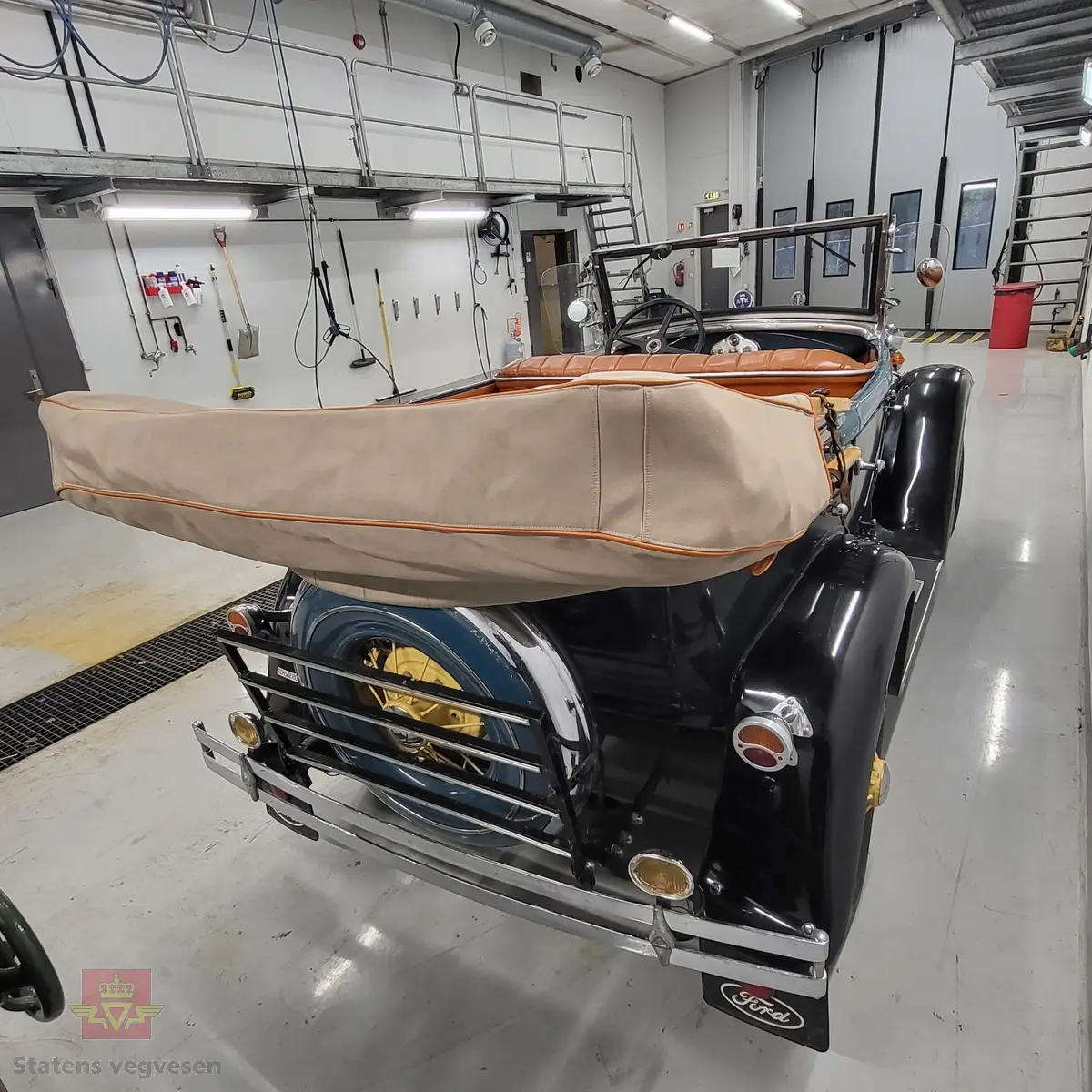 Ford Åpen Touring blå firedørs åpen personbil med 4 hjul og bakhjulstrekk.
Ford fabrikkens egen betegnelse på denne karosseritypen var Standard phateon, med modellnr. 35-B.  
Bilen har en uoriginal Ford B bensindrevet 4-sylindret rekkemotor med et sylindervolum på  3.290 liter og en ytelse på 50 hk. Girkassen er en 3-trinns manuell type. Mekaniske stag til trommelbremser. 
Standard dekkdimensjon rundt om er 4.75/5.00 x 19. Bilen er registrert med fem seter og har nedfellbar cabriolet/stofftak.
Bilen fremstår som tilnærmet original men har vært restaurert. Kilometerstand er 75155. Den har noen små bulker og en del riper i lakken.