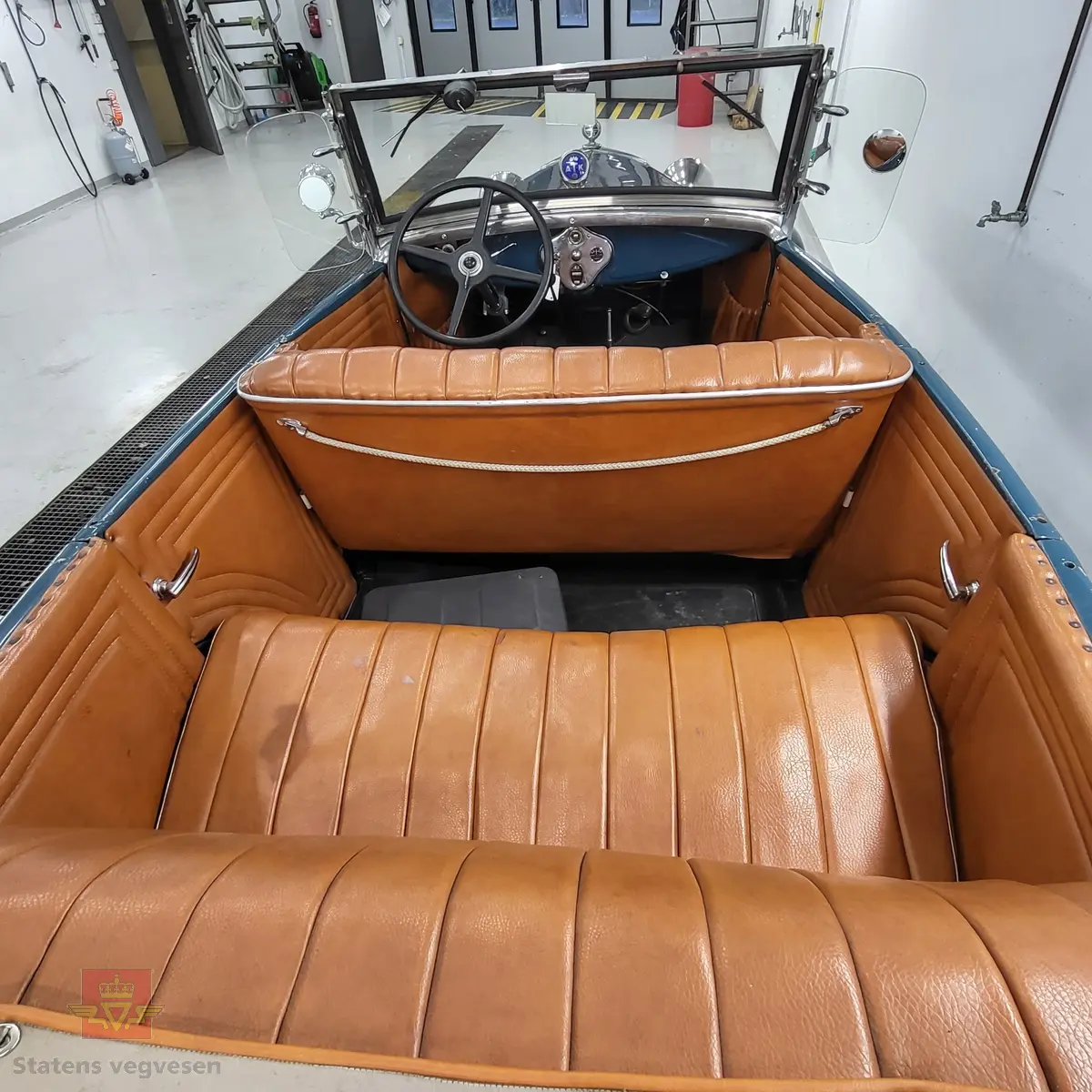 Ford Åpen Touring blå firedørs åpen personbil med 4 hjul og bakhjulstrekk.
Ford fabrikkens egen betegnelse på denne karosseritypen var Standard phateon, med modellnr. 35-B.  
Bilen har en uoriginal Ford B bensindrevet 4-sylindret rekkemotor med et sylindervolum på  3.290 liter og en ytelse på 50 hk. Girkassen er en 3-trinns manuell type. Mekaniske stag til trommelbremser. 
Standard dekkdimensjon rundt om er 4.75/5.00 x 19. Bilen er registrert med fem seter og har nedfellbar cabriolet/stofftak.
Bilen fremstår som tilnærmet original men har vært restaurert. Kilometerstand er 75155. Den har noen små bulker og en del riper i lakken.