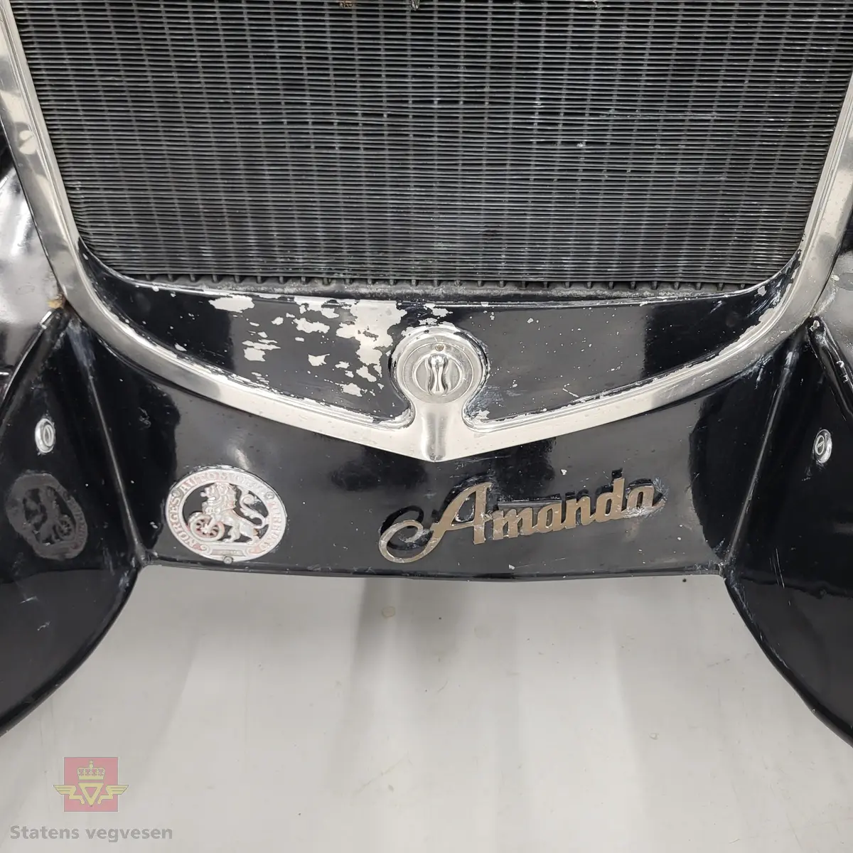 Ford Åpen Touring blå firedørs åpen personbil med 4 hjul og bakhjulstrekk.
Ford fabrikkens egen betegnelse på denne karosseritypen var Standard phateon, med modellnr. 35-B.  
Bilen har en uoriginal Ford B bensindrevet 4-sylindret rekkemotor med et sylindervolum på  3.290 liter og en ytelse på 50 hk. Girkassen er en 3-trinns manuell type. Mekaniske stag til trommelbremser. 
Standard dekkdimensjon rundt om er 4.75/5.00 x 19. Bilen er registrert med fem seter og har nedfellbar cabriolet/stofftak.
Bilen fremstår som tilnærmet original men har vært restaurert. Kilometerstand er 75155. Den har noen små bulker og en del riper i lakken.