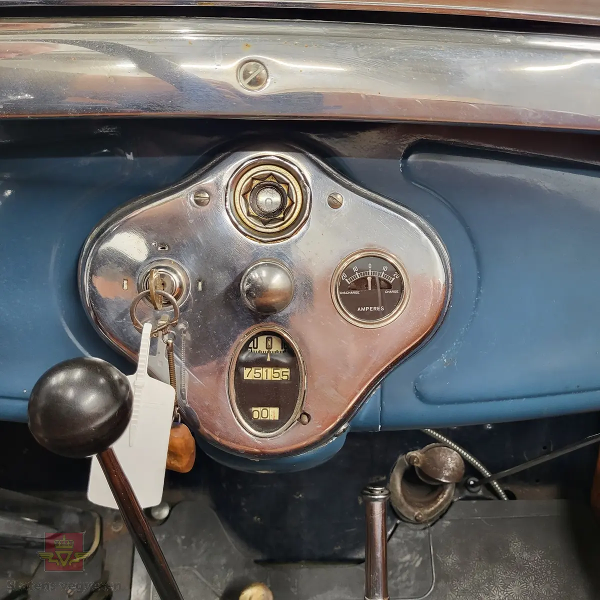 Ford Åpen Touring blå firedørs åpen personbil med 4 hjul og bakhjulstrekk.
Ford fabrikkens egen betegnelse på denne karosseritypen var Standard phateon, med modellnr. 35-B.  
Bilen har en uoriginal Ford B bensindrevet 4-sylindret rekkemotor med et sylindervolum på  3.290 liter og en ytelse på 50 hk. Girkassen er en 3-trinns manuell type. Mekaniske stag til trommelbremser. 
Standard dekkdimensjon rundt om er 4.75/5.00 x 19. Bilen er registrert med fem seter og har nedfellbar cabriolet/stofftak.
Bilen fremstår som tilnærmet original men har vært restaurert. Kilometerstand er 75155. Den har noen små bulker og en del riper i lakken.