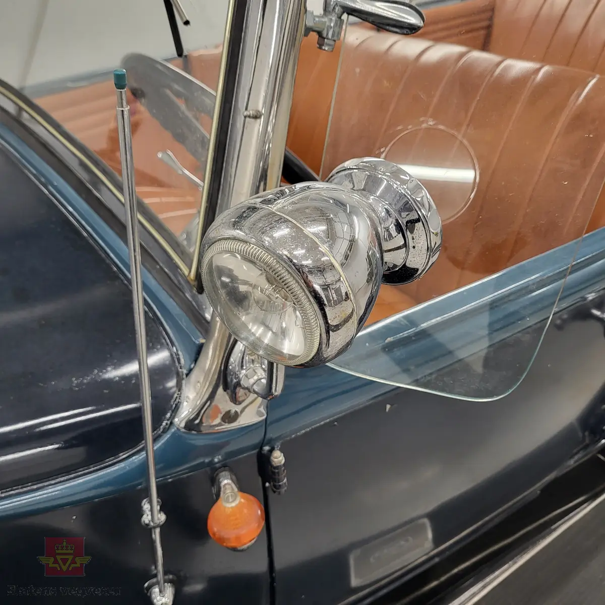 Ford Åpen Touring blå firedørs åpen personbil med 4 hjul og bakhjulstrekk.
Ford fabrikkens egen betegnelse på denne karosseritypen var Standard phateon, med modellnr. 35-B.  
Bilen har en uoriginal Ford B bensindrevet 4-sylindret rekkemotor med et sylindervolum på  3.290 liter og en ytelse på 50 hk. Girkassen er en 3-trinns manuell type. Mekaniske stag til trommelbremser. 
Standard dekkdimensjon rundt om er 4.75/5.00 x 19. Bilen er registrert med fem seter og har nedfellbar cabriolet/stofftak.
Bilen fremstår som tilnærmet original men har vært restaurert. Kilometerstand er 75155. Den har noen små bulker og en del riper i lakken.