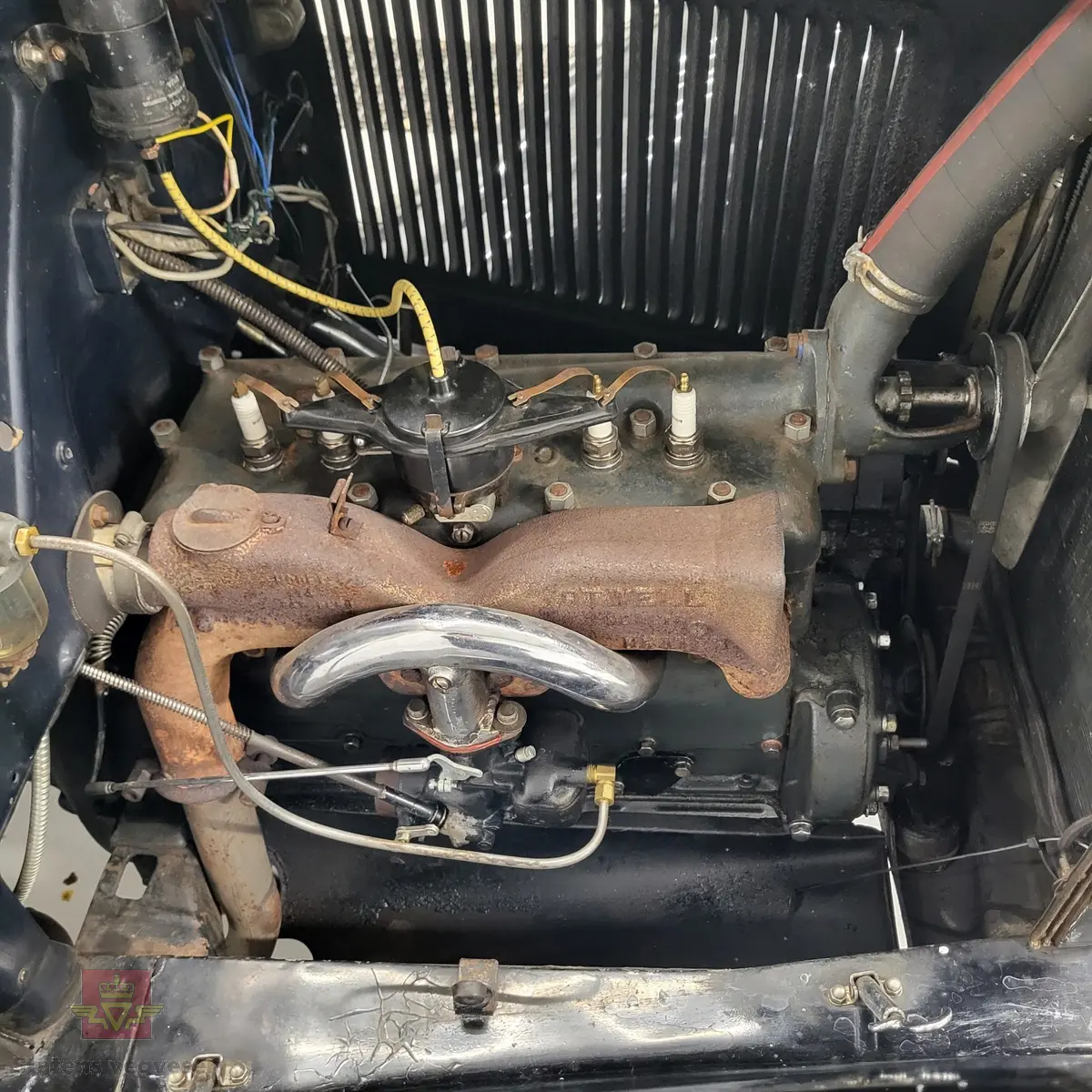 Ford Åpen Touring blå firedørs åpen personbil med 4 hjul og bakhjulstrekk.
Ford fabrikkens egen betegnelse på denne karosseritypen var Standard phateon, med modellnr. 35-B.  
Bilen har en uoriginal Ford B bensindrevet 4-sylindret rekkemotor med et sylindervolum på  3.290 liter og en ytelse på 50 hk. Girkassen er en 3-trinns manuell type. Mekaniske stag til trommelbremser. 
Standard dekkdimensjon rundt om er 4.75/5.00 x 19. Bilen er registrert med fem seter og har nedfellbar cabriolet/stofftak.
Bilen fremstår som tilnærmet original men har vært restaurert. Kilometerstand er 75155. Den har noen små bulker og en del riper i lakken.