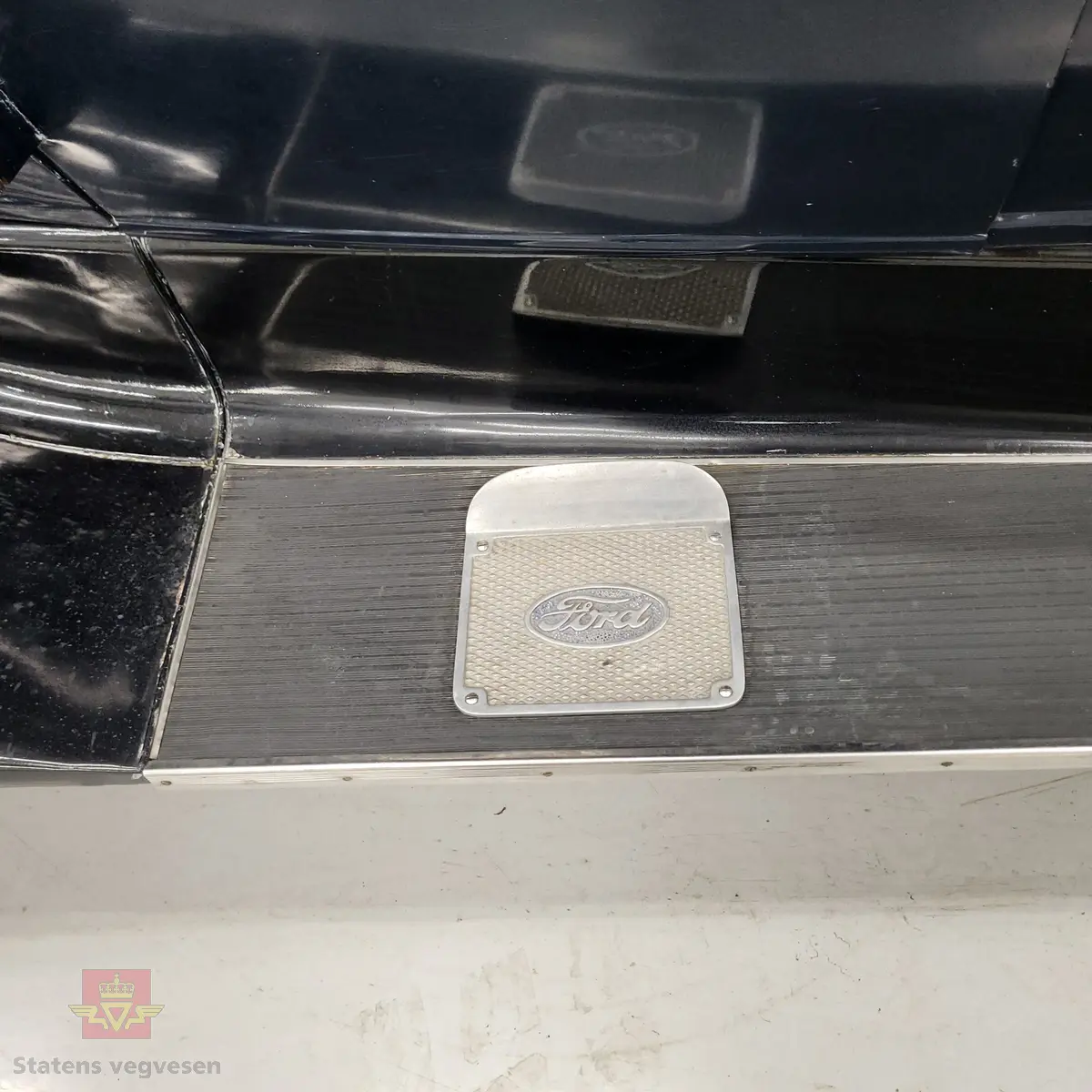 Ford Åpen Touring blå firedørs åpen personbil med 4 hjul og bakhjulstrekk.
Ford fabrikkens egen betegnelse på denne karosseritypen var Standard phateon, med modellnr. 35-B.  
Bilen har en uoriginal Ford B bensindrevet 4-sylindret rekkemotor med et sylindervolum på  3.290 liter og en ytelse på 50 hk. Girkassen er en 3-trinns manuell type. Mekaniske stag til trommelbremser. 
Standard dekkdimensjon rundt om er 4.75/5.00 x 19. Bilen er registrert med fem seter og har nedfellbar cabriolet/stofftak.
Bilen fremstår som tilnærmet original men har vært restaurert. Kilometerstand er 75155. Den har noen små bulker og en del riper i lakken.