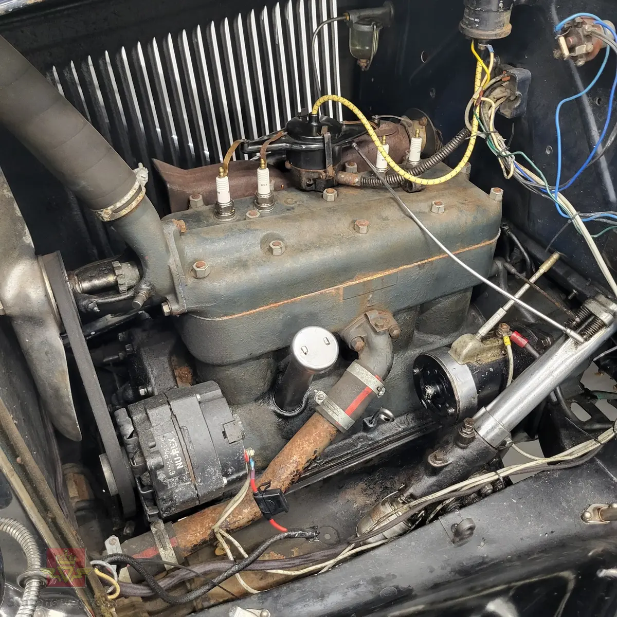 Ford Åpen Touring blå firedørs åpen personbil med 4 hjul og bakhjulstrekk.
Ford fabrikkens egen betegnelse på denne karosseritypen var Standard phateon, med modellnr. 35-B.  
Bilen har en uoriginal Ford B bensindrevet 4-sylindret rekkemotor med et sylindervolum på  3.290 liter og en ytelse på 50 hk. Girkassen er en 3-trinns manuell type. Mekaniske stag til trommelbremser. 
Standard dekkdimensjon rundt om er 4.75/5.00 x 19. Bilen er registrert med fem seter og har nedfellbar cabriolet/stofftak.
Bilen fremstår som tilnærmet original men har vært restaurert. Kilometerstand er 75155. Den har noen små bulker og en del riper i lakken.