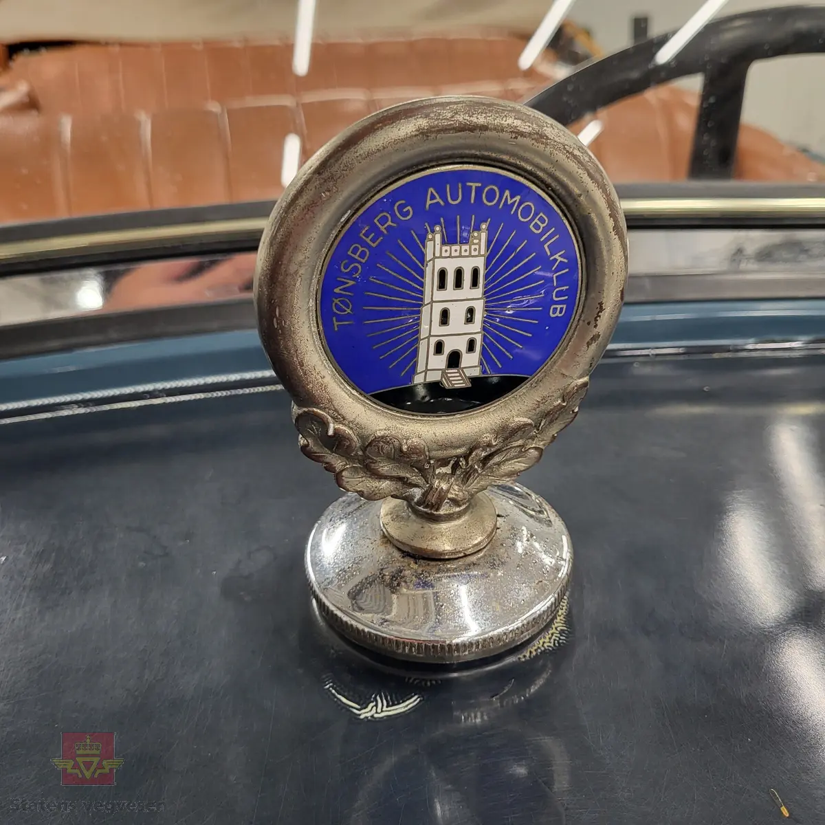 Ford Åpen Touring blå firedørs åpen personbil med 4 hjul og bakhjulstrekk.
Ford fabrikkens egen betegnelse på denne karosseritypen var Standard phateon, med modellnr. 35-B.  
Bilen har en uoriginal Ford B bensindrevet 4-sylindret rekkemotor med et sylindervolum på  3.290 liter og en ytelse på 50 hk. Girkassen er en 3-trinns manuell type. Mekaniske stag til trommelbremser. 
Standard dekkdimensjon rundt om er 4.75/5.00 x 19. Bilen er registrert med fem seter og har nedfellbar cabriolet/stofftak.
Bilen fremstår som tilnærmet original men har vært restaurert. Kilometerstand er 75155. Den har noen små bulker og en del riper i lakken.