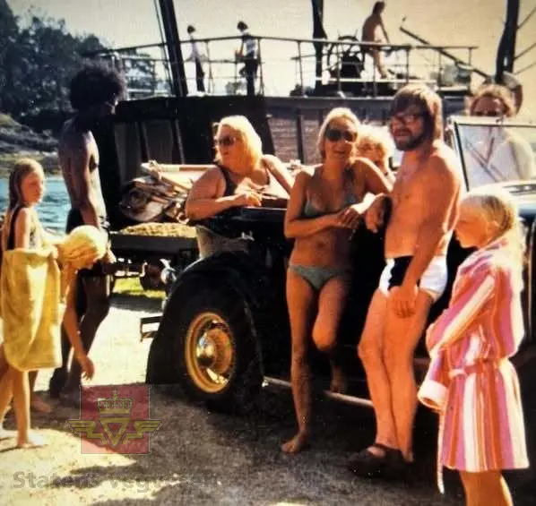 Ford Åpen Touring blå firedørs åpen personbil med 4 hjul og bakhjulstrekk.
Ford fabrikkens egen betegnelse på denne karosseritypen var Standard phateon, med modellnr. 35-B.  
Bilen har en uoriginal Ford B bensindrevet 4-sylindret rekkemotor med et sylindervolum på  3.290 liter og en ytelse på 50 hk. Girkassen er en 3-trinns manuell type. Mekaniske stag til trommelbremser. 
Standard dekkdimensjon rundt om er 4.75/5.00 x 19. Bilen er registrert med fem seter og har nedfellbar cabriolet/stofftak.
Bilen fremstår som tilnærmet original men har vært restaurert. Kilometerstand er 75155. Den har noen små bulker og en del riper i lakken.