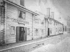 I dörren till pianofabriken vid Apotekaregatan 10 står pianofabrikör Oscar Karlén (18711951). 
Pianofabriken startades i Linköping år 1885 av C F Söderberg. År 1895 övertogs firman 