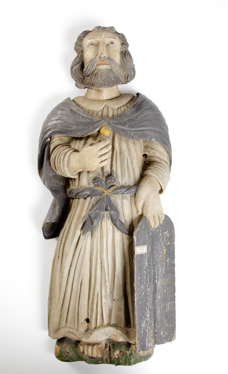 Bild av trä, skulpturerad, förställande Moses.