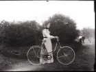 Nårunga. Betty Benjaminsson med cykel.