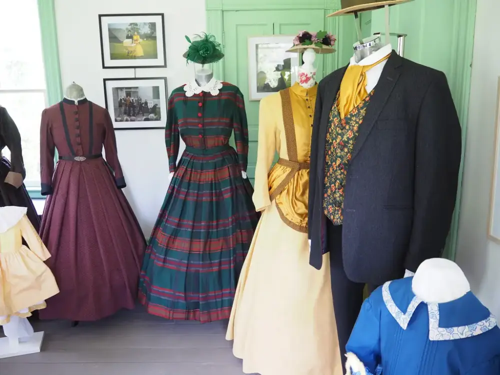 Interiør med utstilling av historiske kostymer.