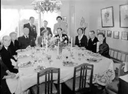 Måltid nytes i stue. Sted og personer er ukjente. CA. 1949-5