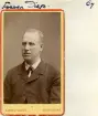 Bakom påskriften döljer sig John Fosser. Här porträtterad i 40-årsåldern vid 1880-talets första hälft och nyligen tillträdd som disponent för aktiebolaget Gripen i Norrköping. Även styrelseledamot för Norrköpings sparbank. Vidare direktör vid Svenska Sockerfabriks Aktiebolags raffinaderi i nämnda stad och centralstyrelseledamot för Norrköpings enskilda bank.