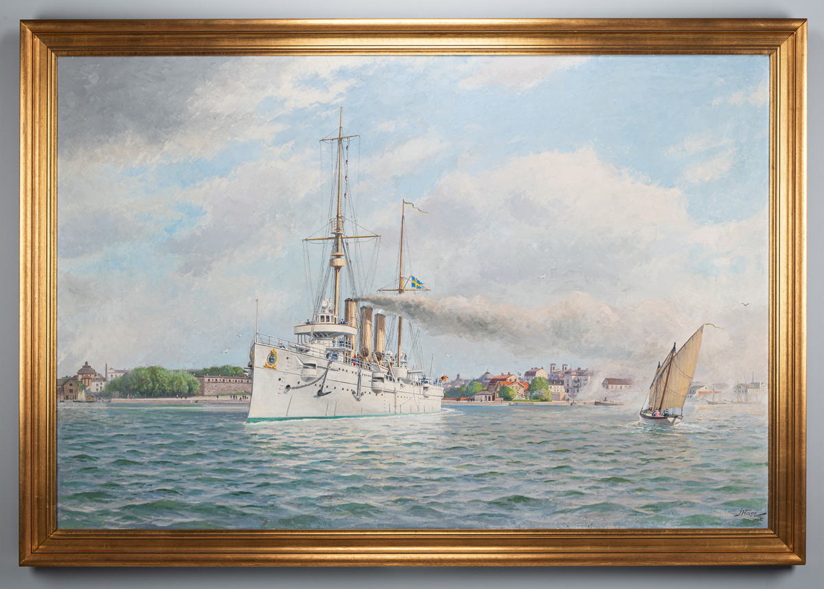 Oljemålning föreställande pansarkryssaren Fylgia på Karlskrona redd år 1922.
Målningen utförd av J: Hägg.
Signerad J. Hägg.
Ramen av trä och gips, guldförgylld.