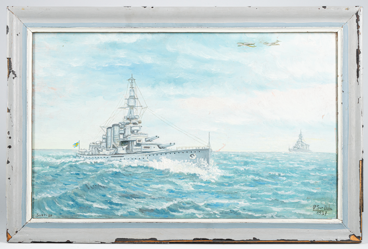 Oljemålning Motiv: Två st pansarbåtar, den ena Sverige, samt två st flygplan.
Signerad: C. Svedholm 1937.
På masonit inom ram.