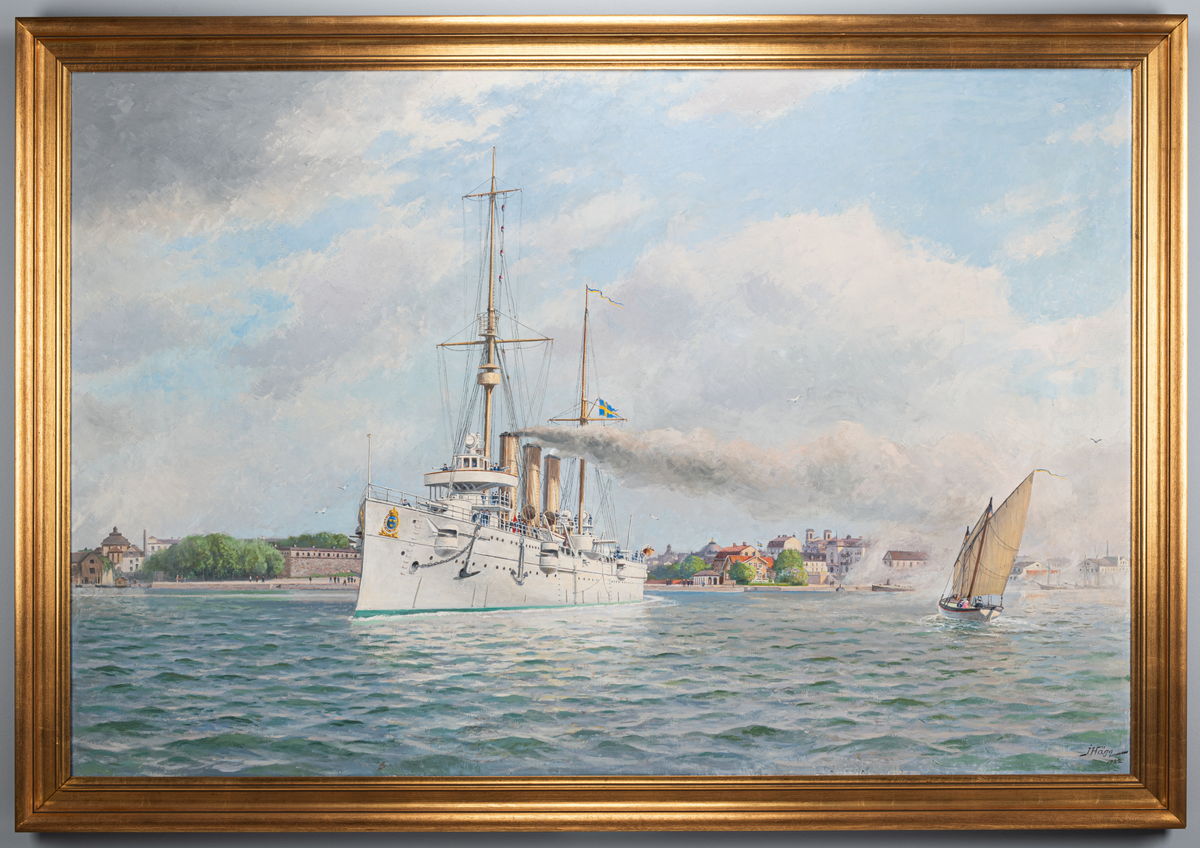 Oljemålning föreställande pansarkryssaren Fylgia på Karlskrona redd år 1922.
Målningen utförd av J: Hägg.
Signerad J. Hägg.
Ramen av trä och gips, guldförgylld.