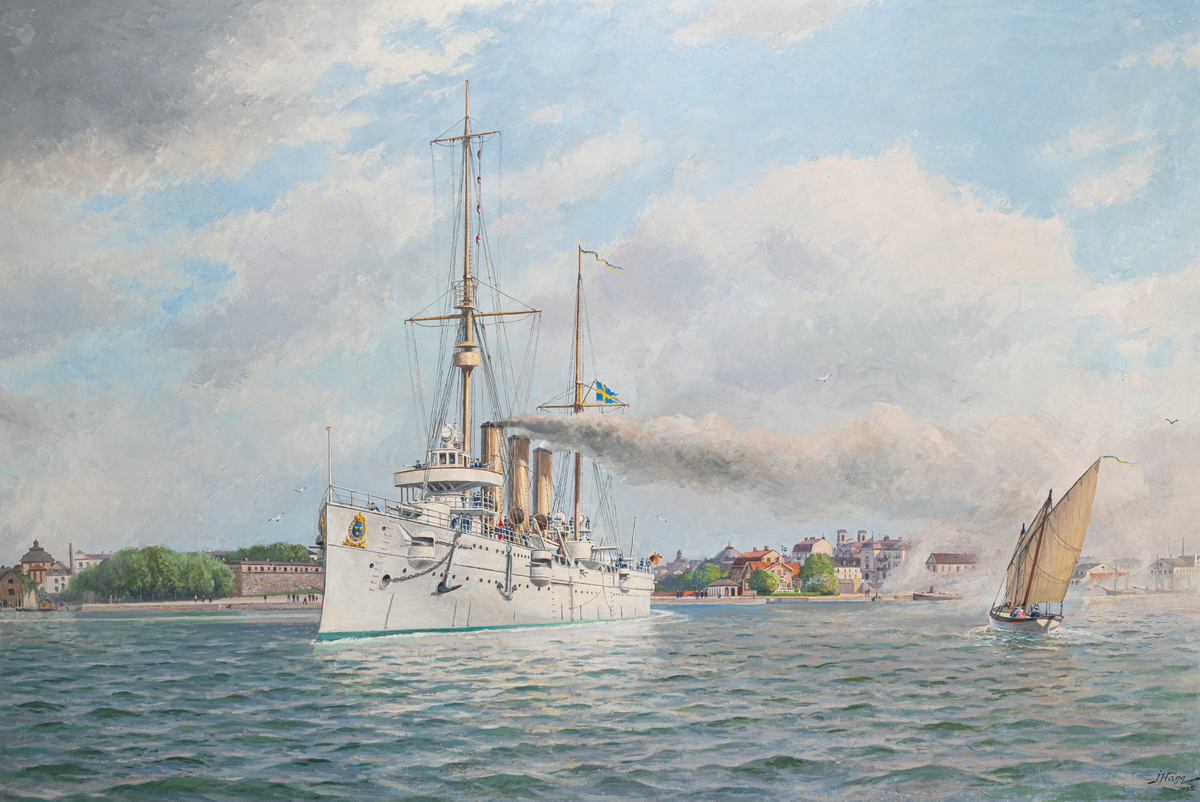 Oljemålning föreställande pansarkryssaren Fylgia på Karlskrona redd år 1922.
Målningen utförd av J: Hägg.
Signerad J. Hägg.
Ramen av trä och gips, guldförgylld.