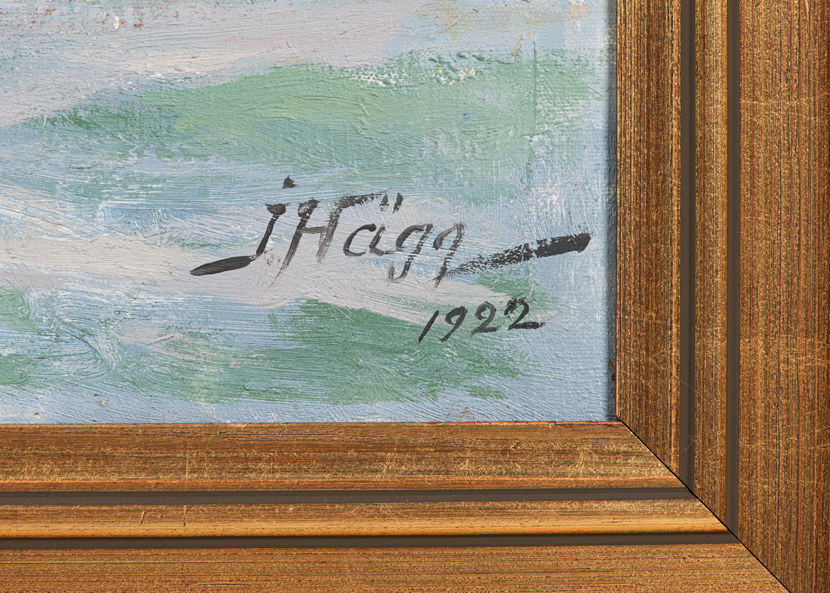 Oljemålning föreställande pansarkryssaren Fylgia på Karlskrona redd år 1922.
Målningen utförd av J: Hägg.
Signerad J. Hägg.
Ramen av trä och gips, guldförgylld.