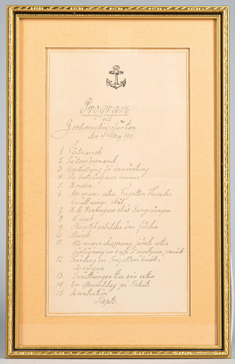 Tavla med programmet från Jordomseglingsfesten med fregatten HMS Vanadis 1915 prydligt inramat. Rubriken på programmet lyder: "Program vid Jordomseglingsfesten den 4 maj 1915".
Därefter följer:
"1. Festmarsch
2. Festens öppnande
3. Uppställning för inmönstring
4. De bortgångnas minne
5. Korum
6. Alle mans extra. Fregatten Vanadis besättnings skål
7. H. M. Konungens skål Kungssången
8. Musik
9. Skioptikonbilder över färden
10. Musik
11. Alle mans skaffning
12. Föredrag om Fregattens besök i Massava
13. Besättningen tar sin extra
14. En eftermiddag på Tahiti
15. Muntration
Tapto"