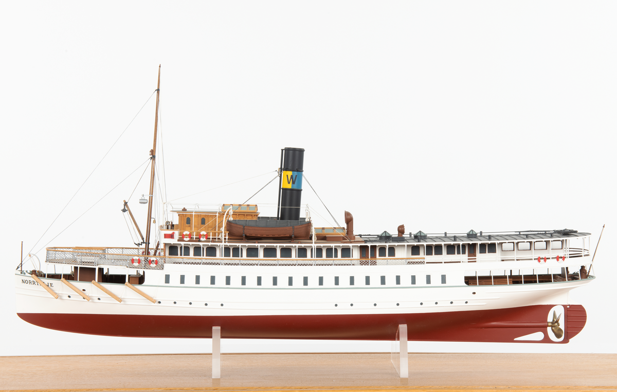 Modellen har al i skrov och däck, päronträ i styrhytt, relingslister och bänkar. Lönn i mast. Skorstenen är i mässing, liksom vissa detaljer och beslag.