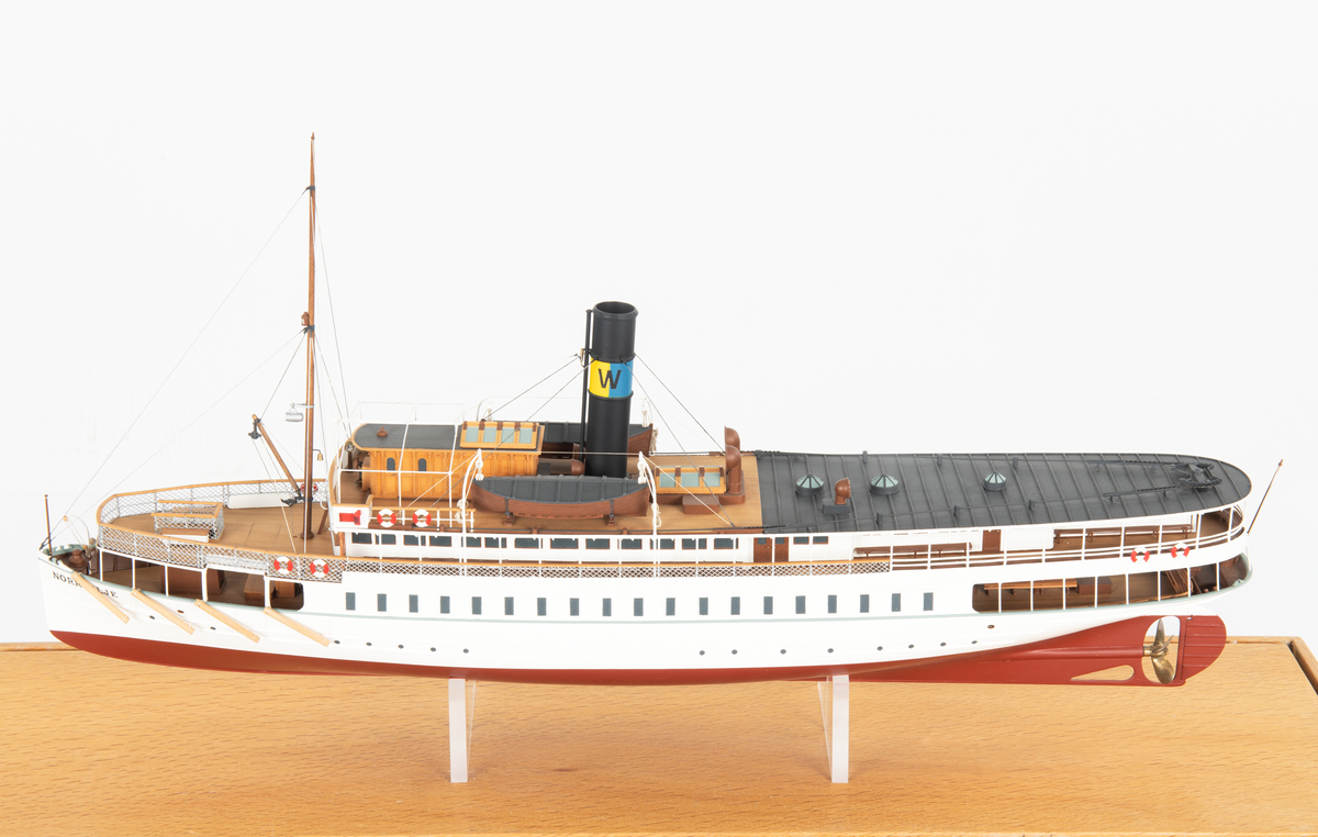 Modellen har al i skrov och däck, päronträ i styrhytt, relingslister och bänkar. Lönn i mast. Skorstenen är i mässing, liksom vissa detaljer och beslag.