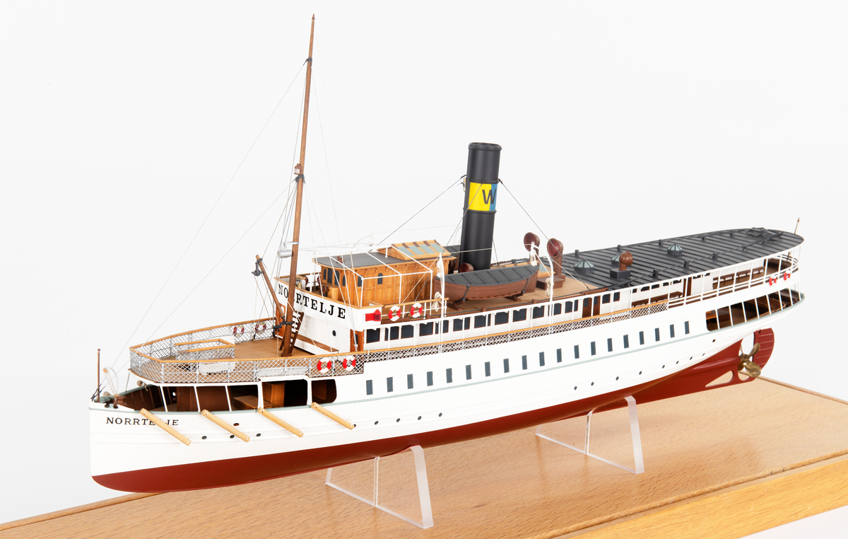 Modellen har al i skrov och däck, päronträ i styrhytt, relingslister och bänkar. Lönn i mast. Skorstenen är i mässing, liksom vissa detaljer och beslag.