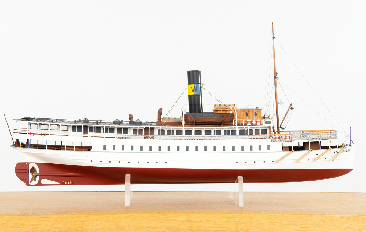 Modellen har al i skrov och däck, päronträ i styrhytt, relingslister och bänkar. Lönn i mast. Skorstenen är i mässing, liksom vissa detaljer och beslag.