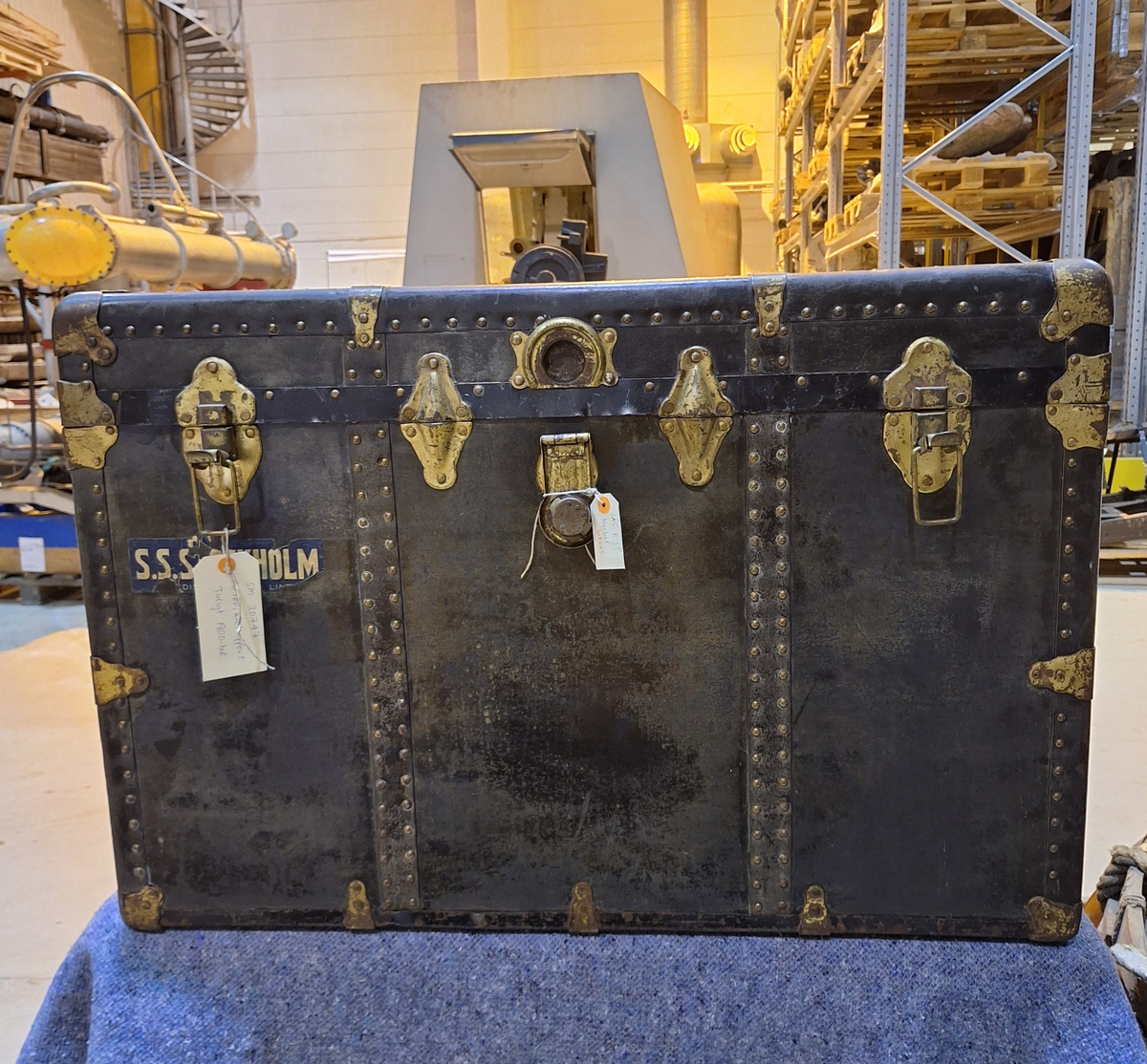 Koffert. 
Fodrad med blåblommig papp på beige botten. Fläckad i botten. Två trälister längs kortsidan ca 100 mm från locket.