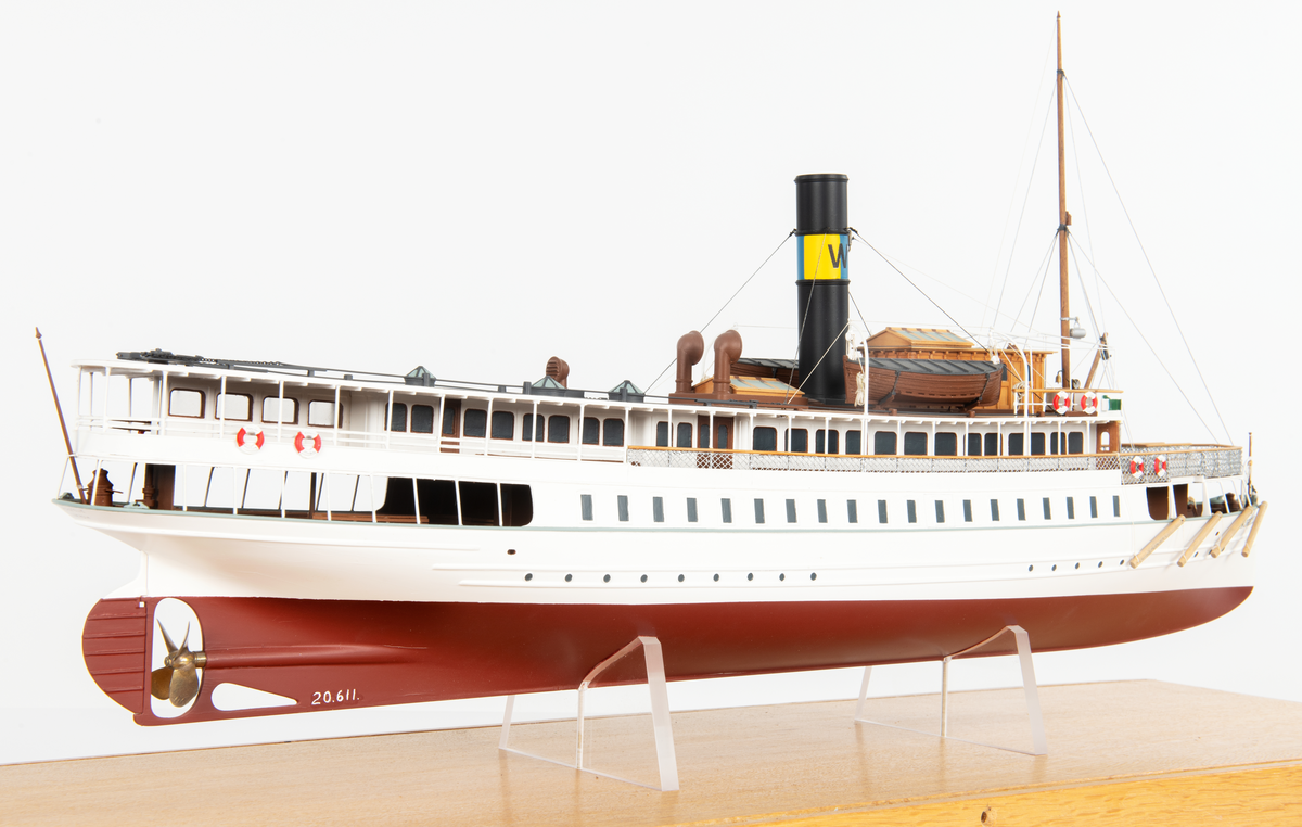Modellen har al i skrov och däck, päronträ i styrhytt, relingslister och bänkar. Lönn i mast. Skorstenen är i mässing, liksom vissa detaljer och beslag.