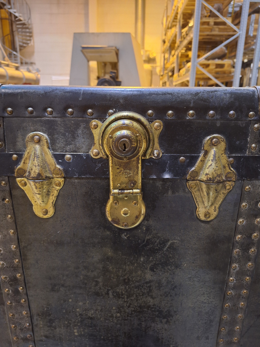 Koffert. 
Fodrad med blåblommig papp på beige botten. Fläckad i botten. Två trälister längs kortsidan ca 100 mm från locket.