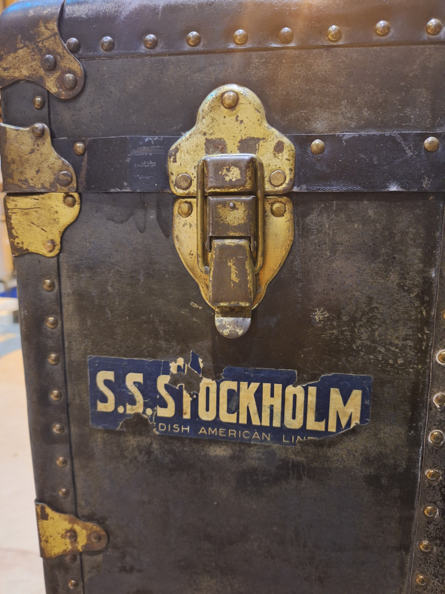 Koffert. 
Fodrad med blåblommig papp på beige botten. Fläckad i botten. Två trälister längs kortsidan ca 100 mm från locket.