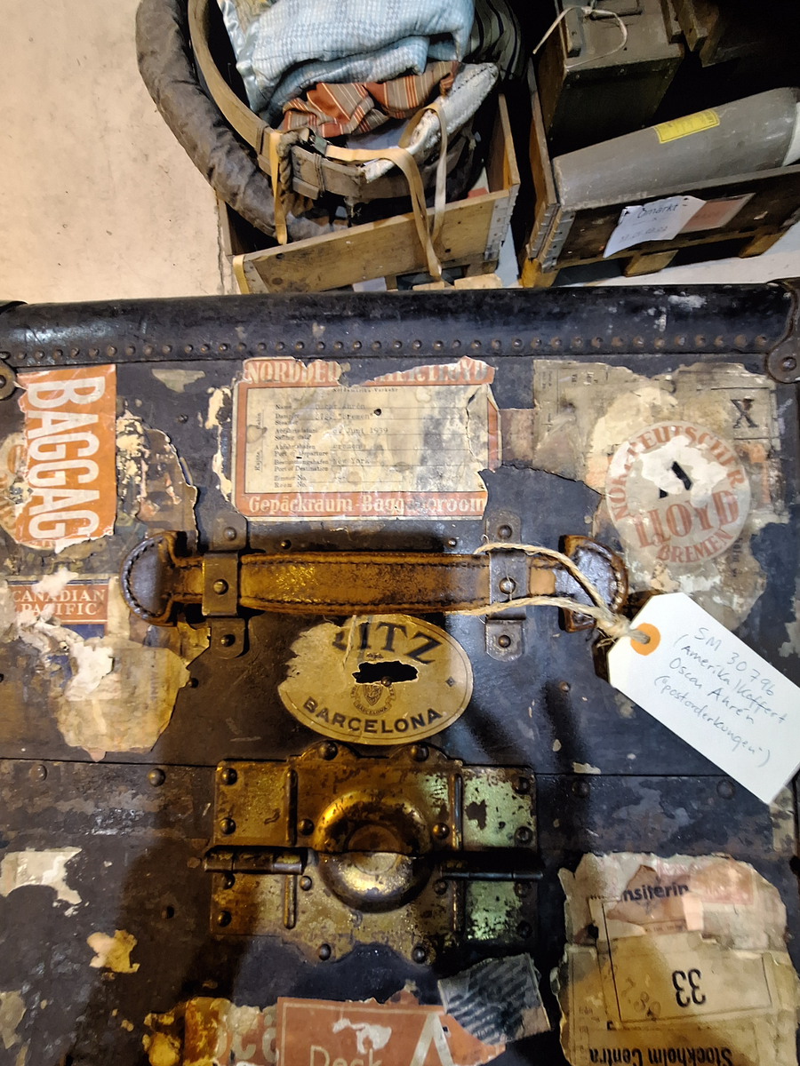 Inredd koffert som tillhört postorderkungen Oscar Ahrén (1881-1948). Kofferten är inredd med galghängare och lådor. På utsidan klistermärken från olika delar av världen.