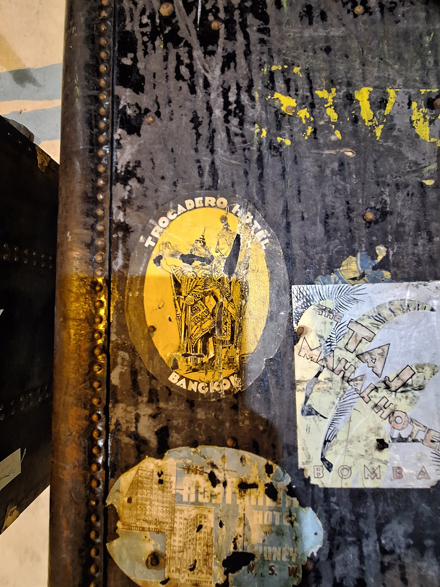 Inredd koffert som tillhört postorderkungen Oscar Ahrén (1881-1948). Kofferten är inredd med galghängare och lådor. På utsidan klistermärken från olika delar av världen.