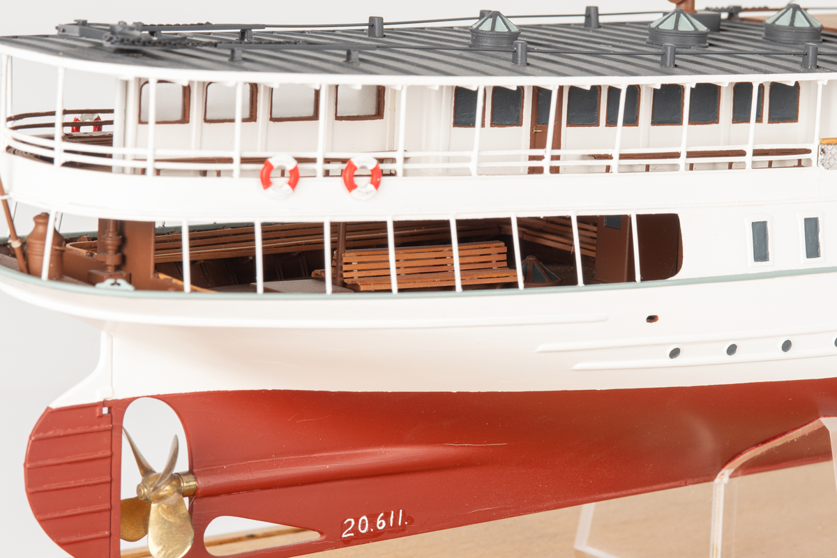 Modellen har al i skrov och däck, päronträ i styrhytt, relingslister och bänkar. Lönn i mast. Skorstenen är i mässing, liksom vissa detaljer och beslag.