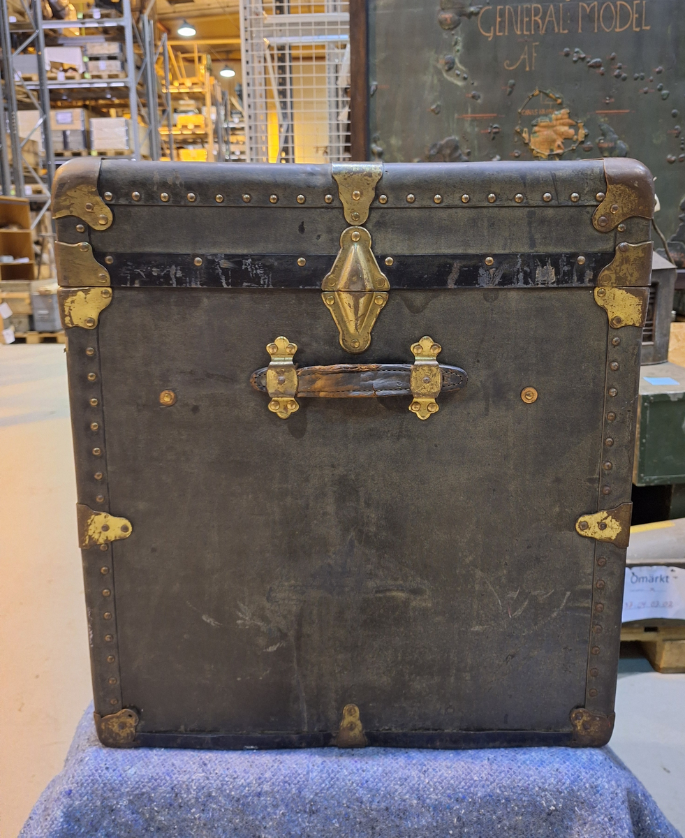 Koffert. 
Fodrad med blåblommig papp på beige botten. Fläckad i botten. Två trälister längs kortsidan ca 100 mm från locket.