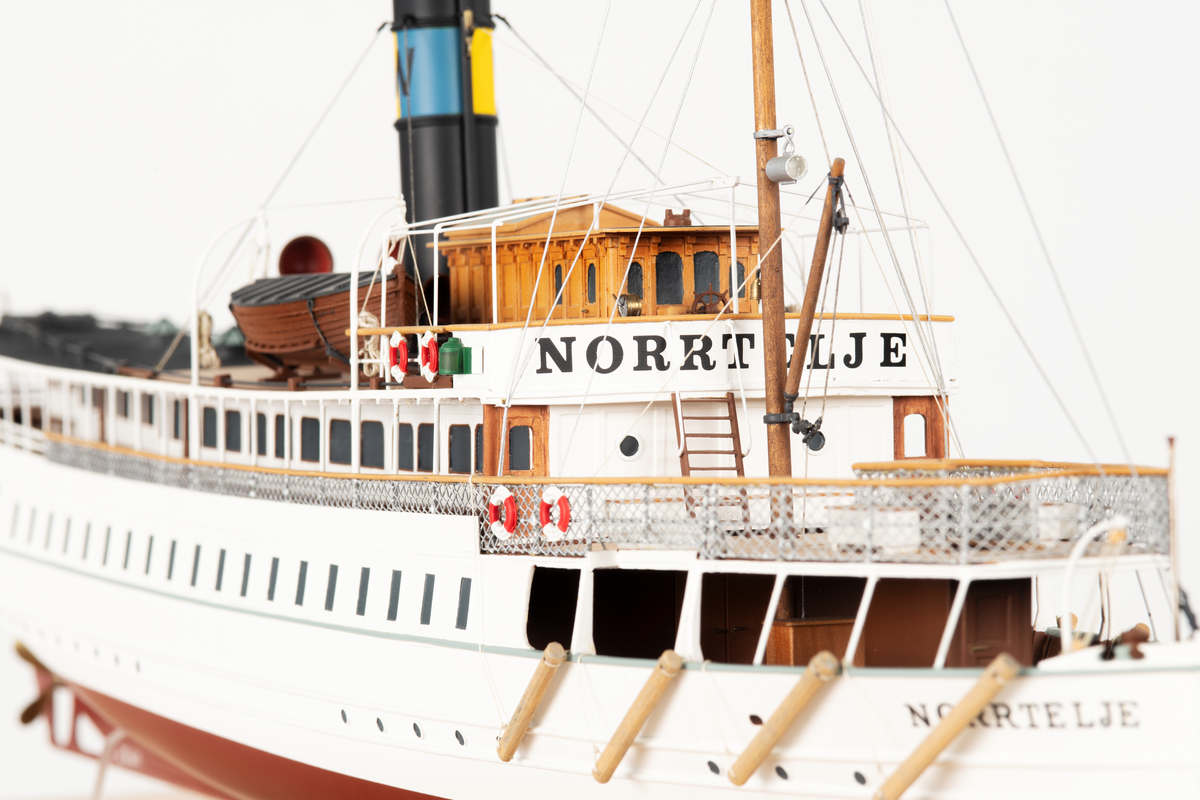 Modellen har al i skrov och däck, päronträ i styrhytt, relingslister och bänkar. Lönn i mast. Skorstenen är i mässing, liksom vissa detaljer och beslag.