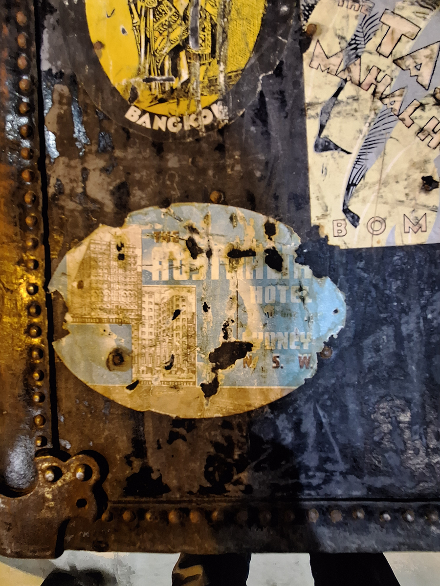 Inredd koffert som tillhört postorderkungen Oscar Ahrén (1881-1948). Kofferten är inredd med galghängare och lådor. På utsidan klistermärken från olika delar av världen.