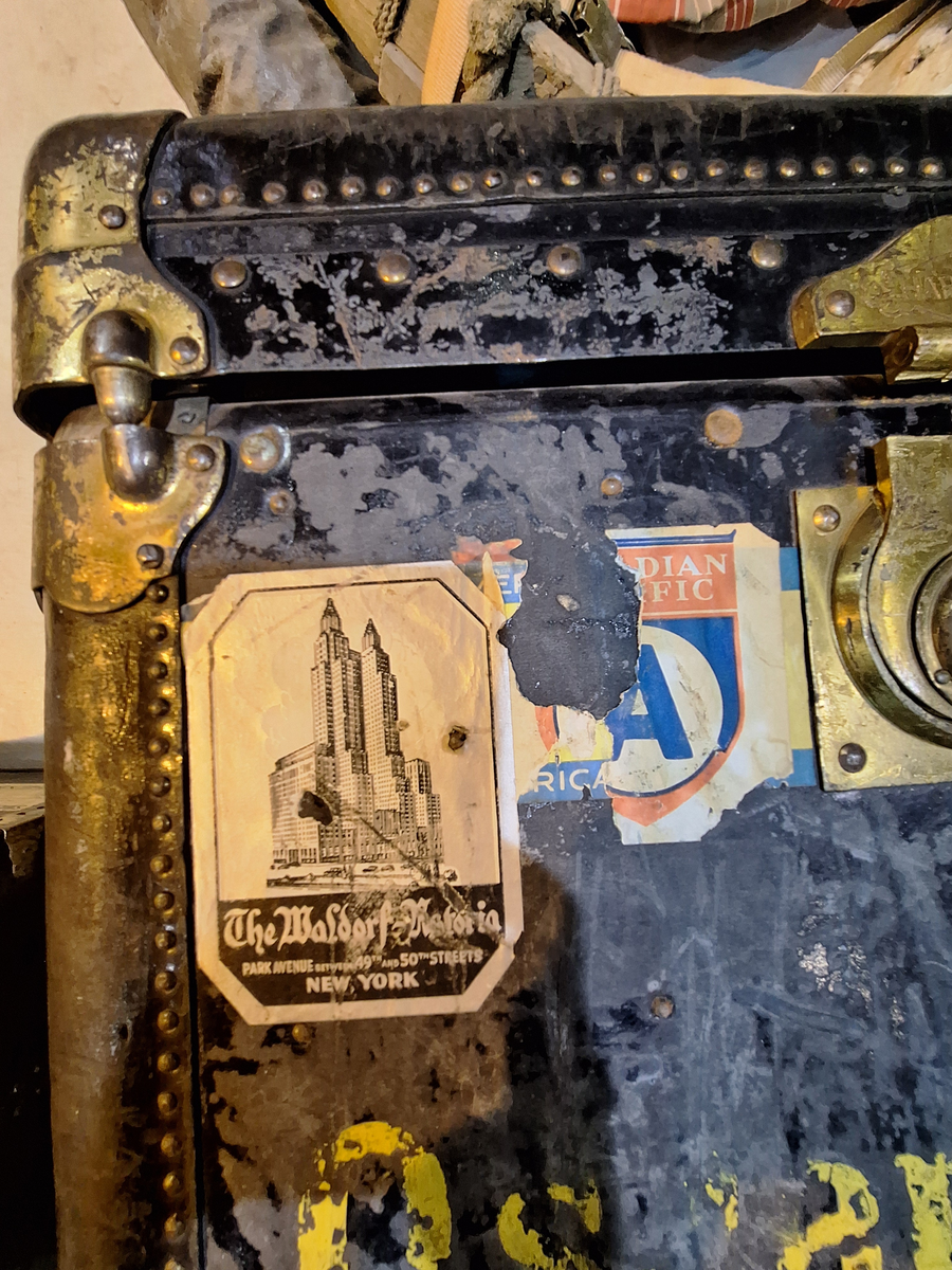 Inredd koffert som tillhört postorderkungen Oscar Ahrén (1881-1948). Kofferten är inredd med galghängare och lådor. På utsidan klistermärken från olika delar av världen.