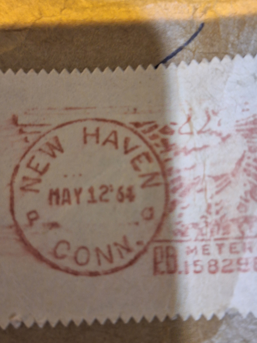 Koffert. 
Fodrad med blåblommig papp på beige botten. Fläckad i botten. Två trälister längs kortsidan ca 100 mm från locket.