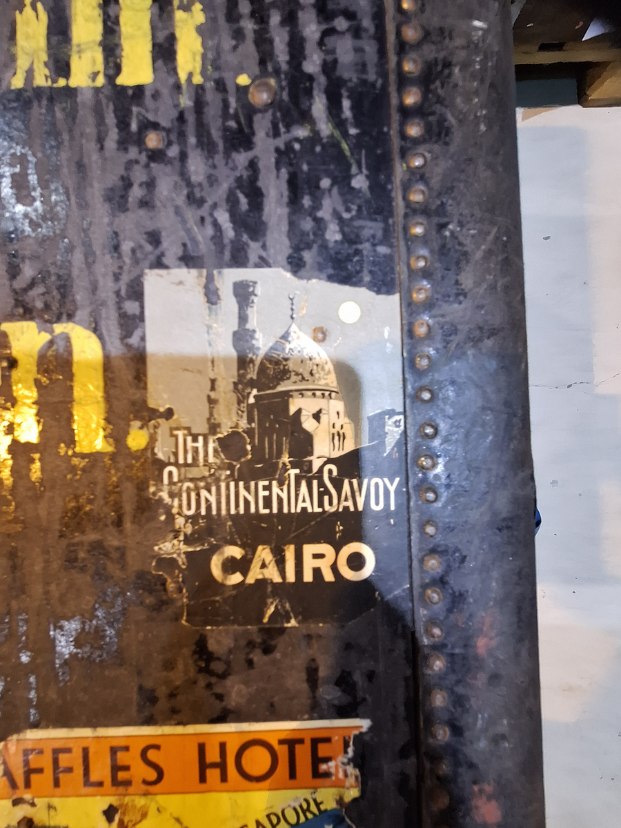 Inredd koffert som tillhört postorderkungen Oscar Ahrén (1881-1948). Kofferten är inredd med galghängare och lådor. På utsidan klistermärken från olika delar av världen.