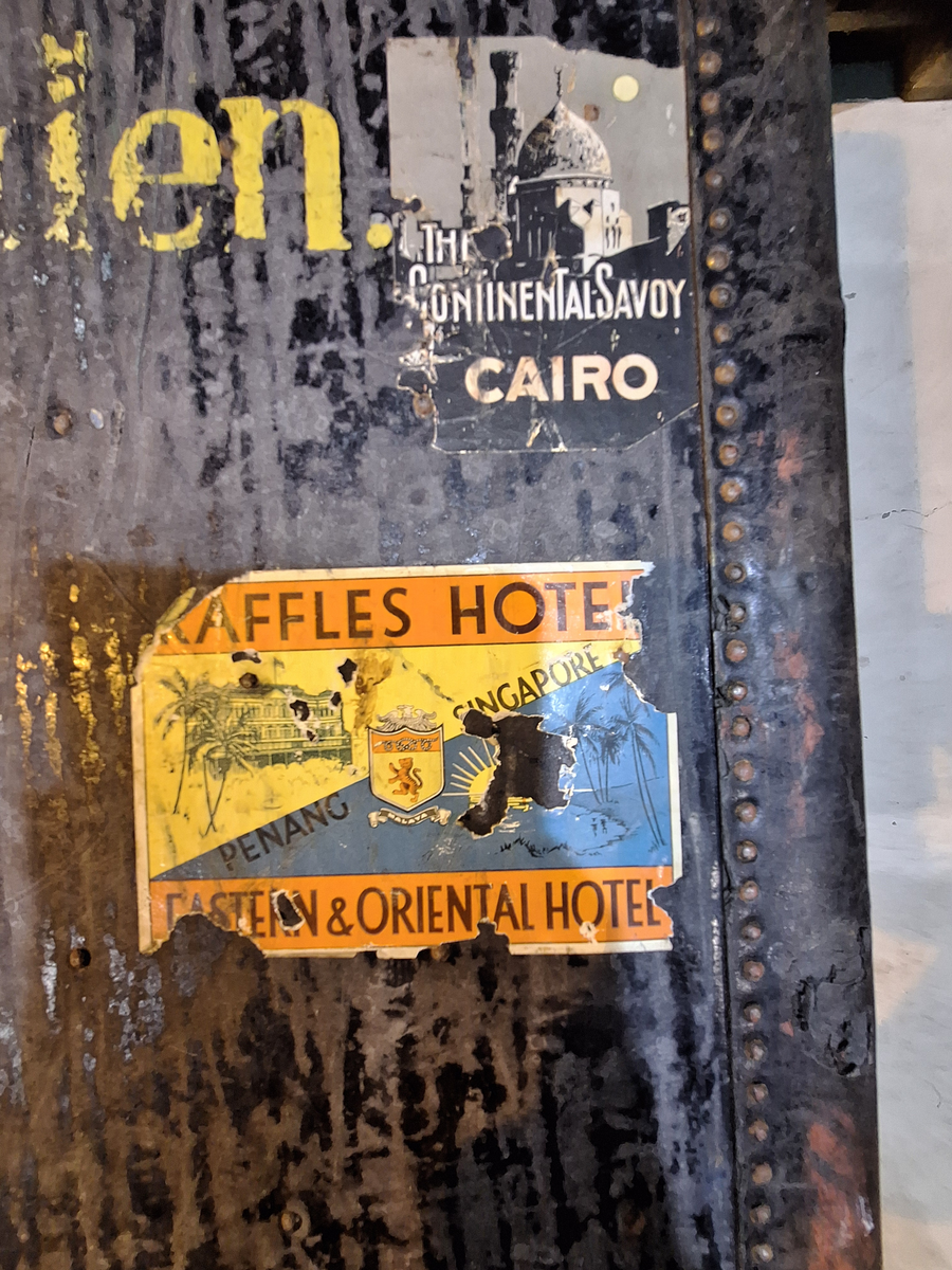 Inredd koffert som tillhört postorderkungen Oscar Ahrén (1881-1948). Kofferten är inredd med galghängare och lådor. På utsidan klistermärken från olika delar av världen.