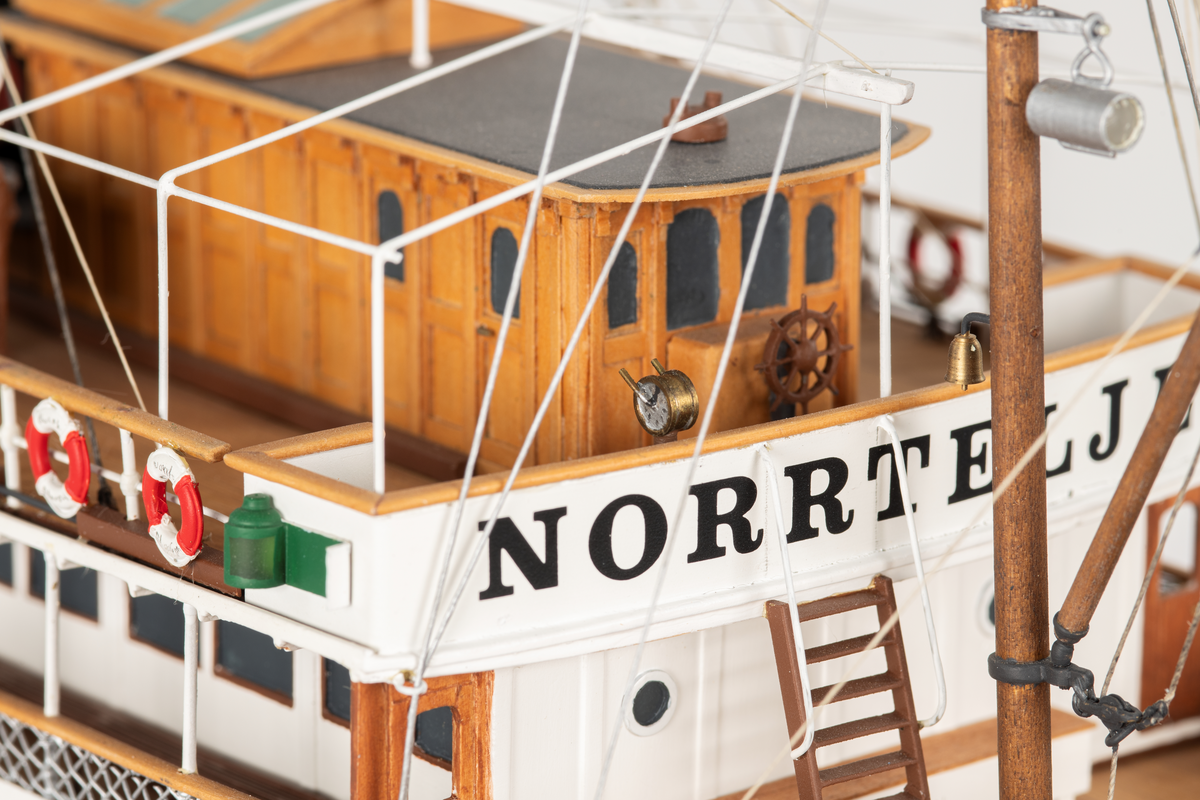 Modellen har al i skrov och däck, päronträ i styrhytt, relingslister och bänkar. Lönn i mast. Skorstenen är i mässing, liksom vissa detaljer och beslag.