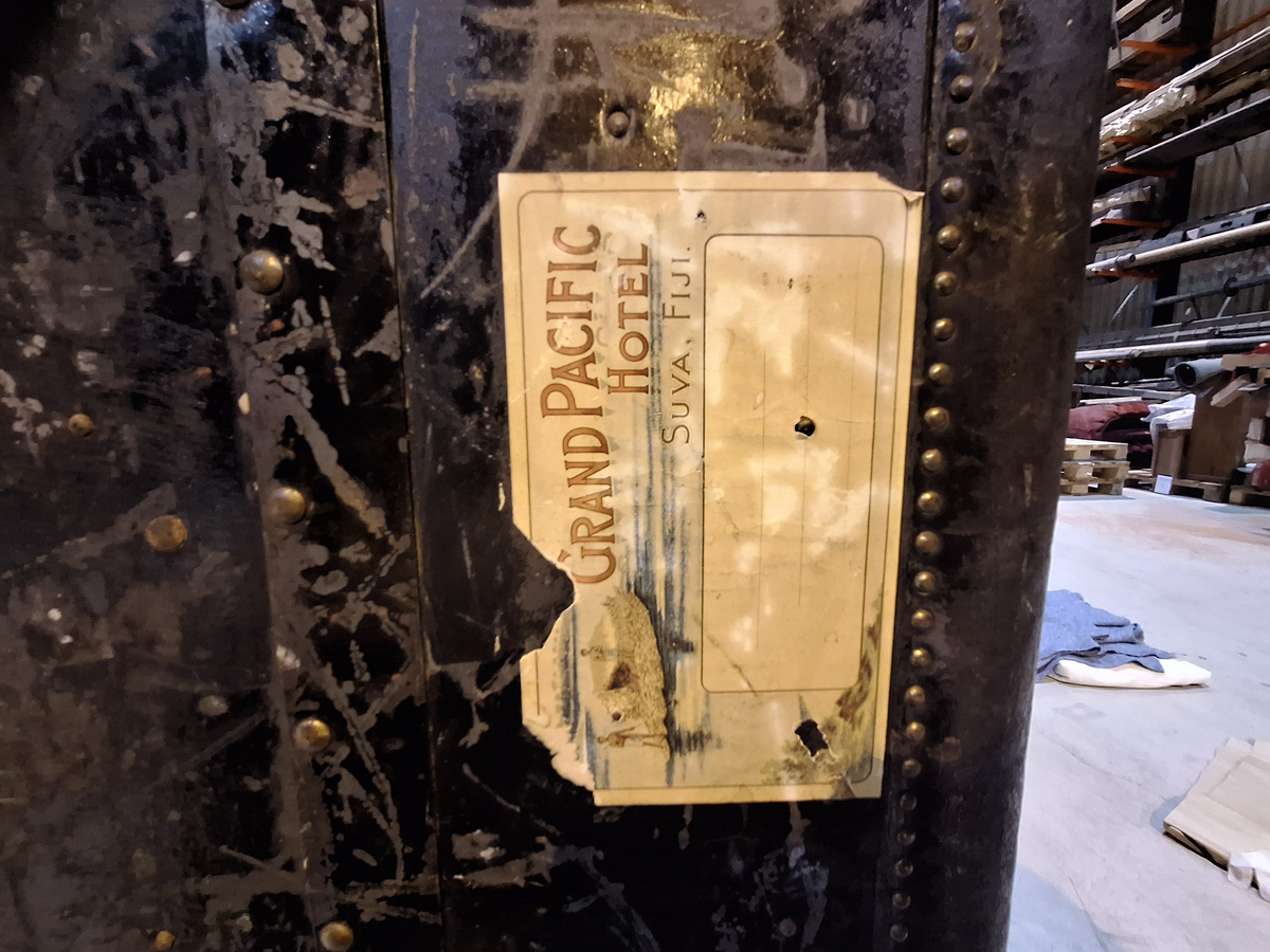 Inredd koffert som tillhört postorderkungen Oscar Ahrén (1881-1948). Kofferten är inredd med galghängare och lådor. På utsidan klistermärken från olika delar av världen.