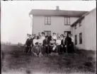Ljurhalla. Ljurskabons baksida. Hanna Benjaminsson näst längst till höger. Hon var uppväxt i huset, fadern var handelsman.